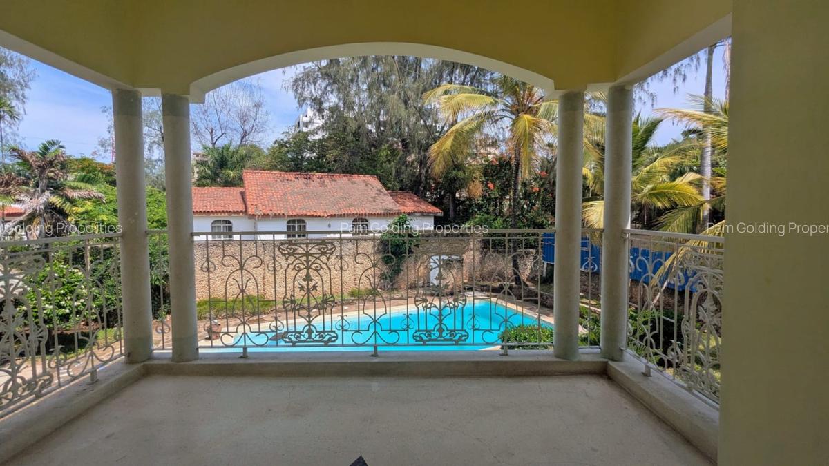 4 Bed House with Swimming Pool at Links Road - 4