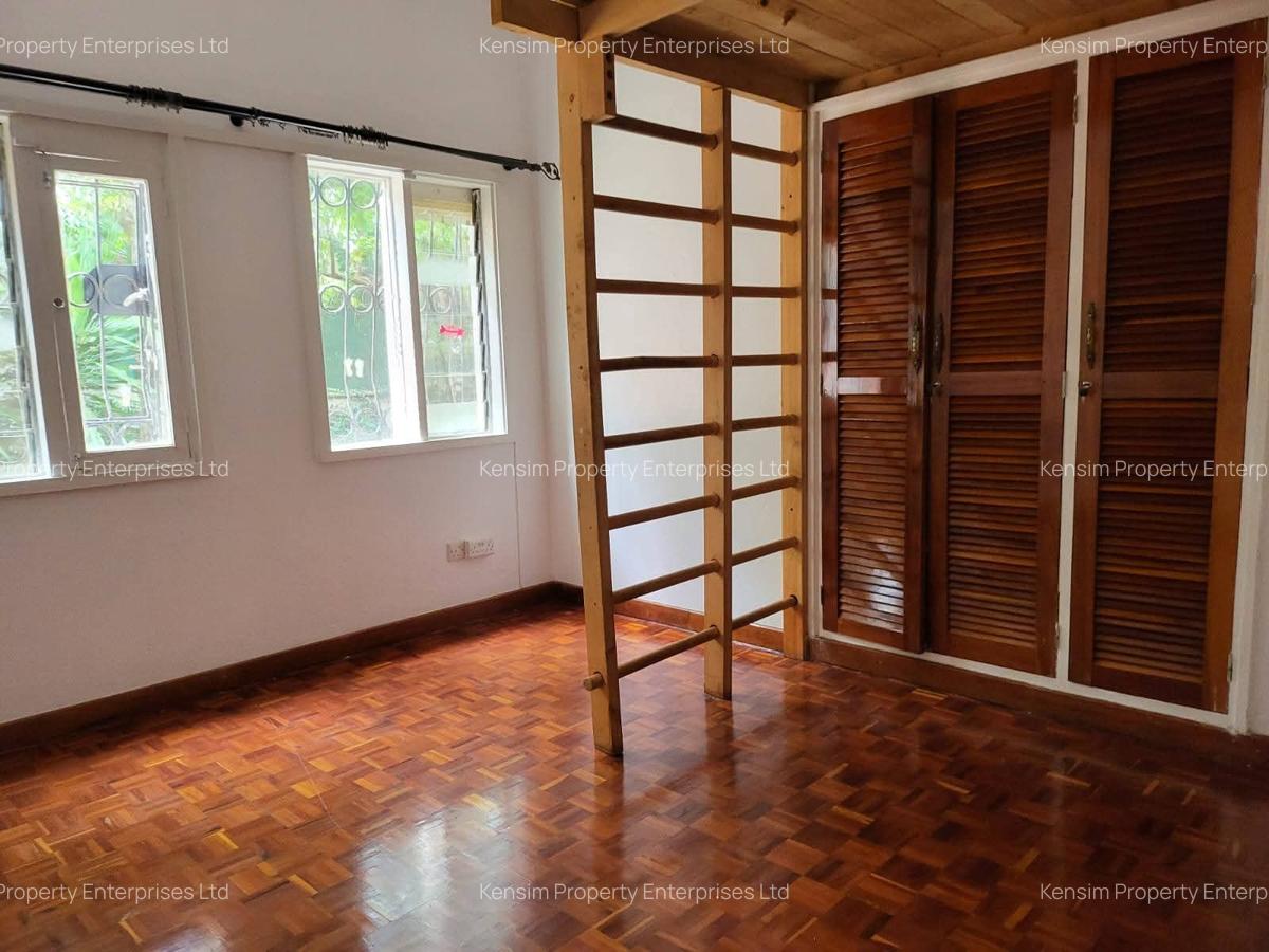 4 Bed House with En Suite in Hill View - 14