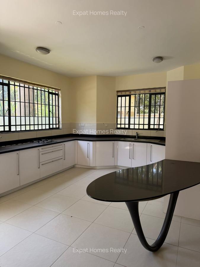 5 Bed Townhouse with En Suite in Lavington - 3