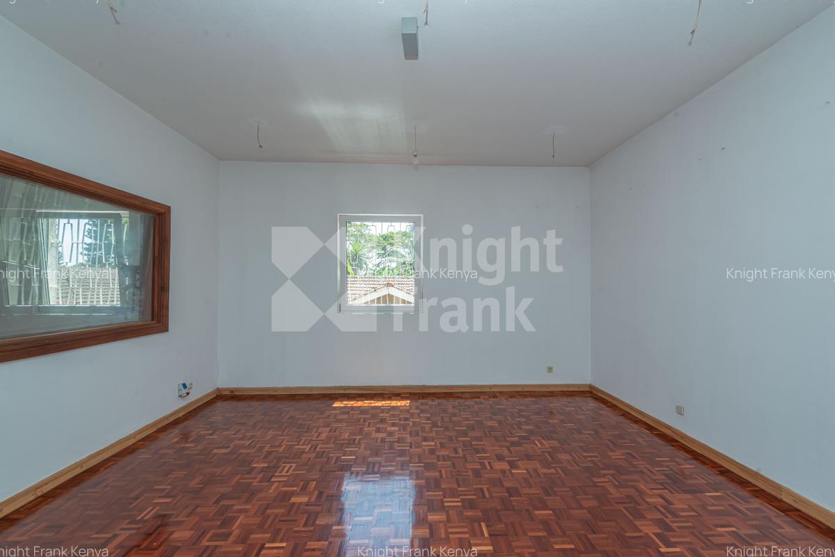 10 Bed House with Garden at Rosslyn Lone Tree - 12