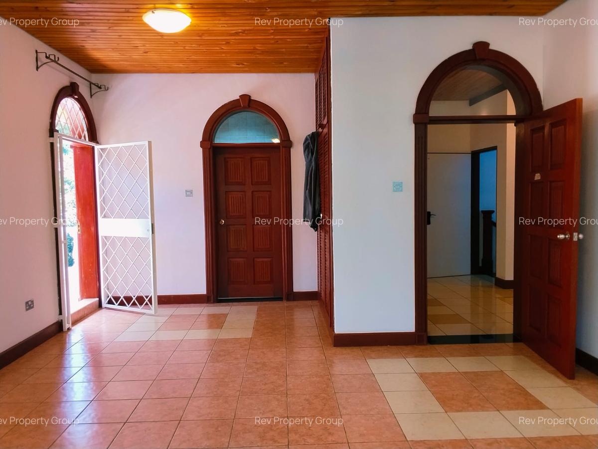 5 Bed Villa with En Suite in Rosslyn - 11