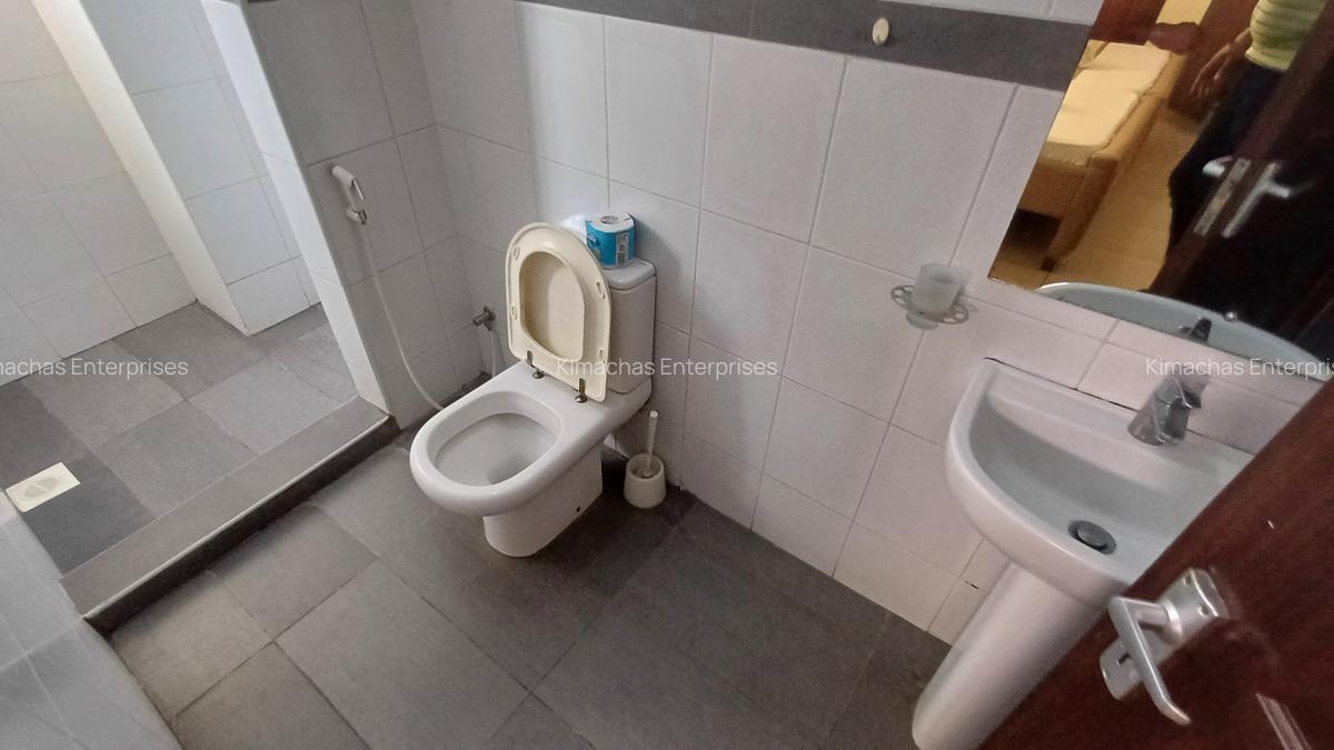 Serviced 2 Bed Apartment with En Suite at Links Road - 13