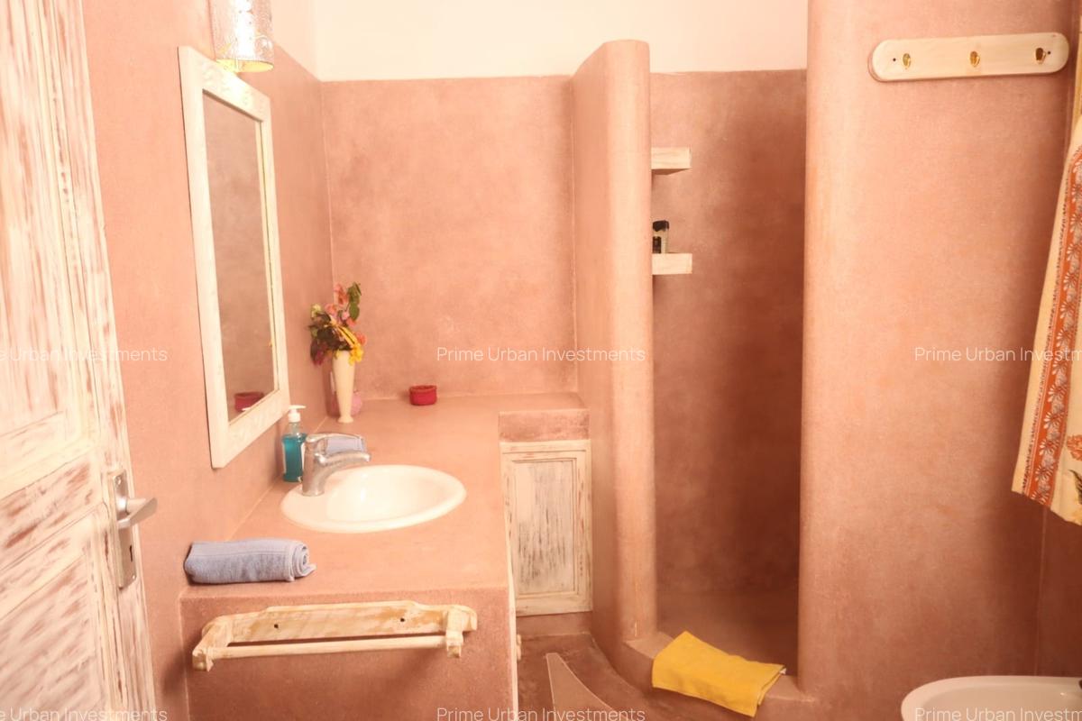 6 Bed House with En Suite in Watamu - 12
