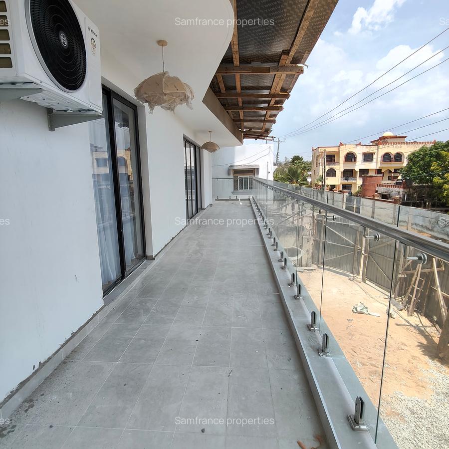 Serviced 3 Bed Apartment with En Suite at 2 Avanue - 8
