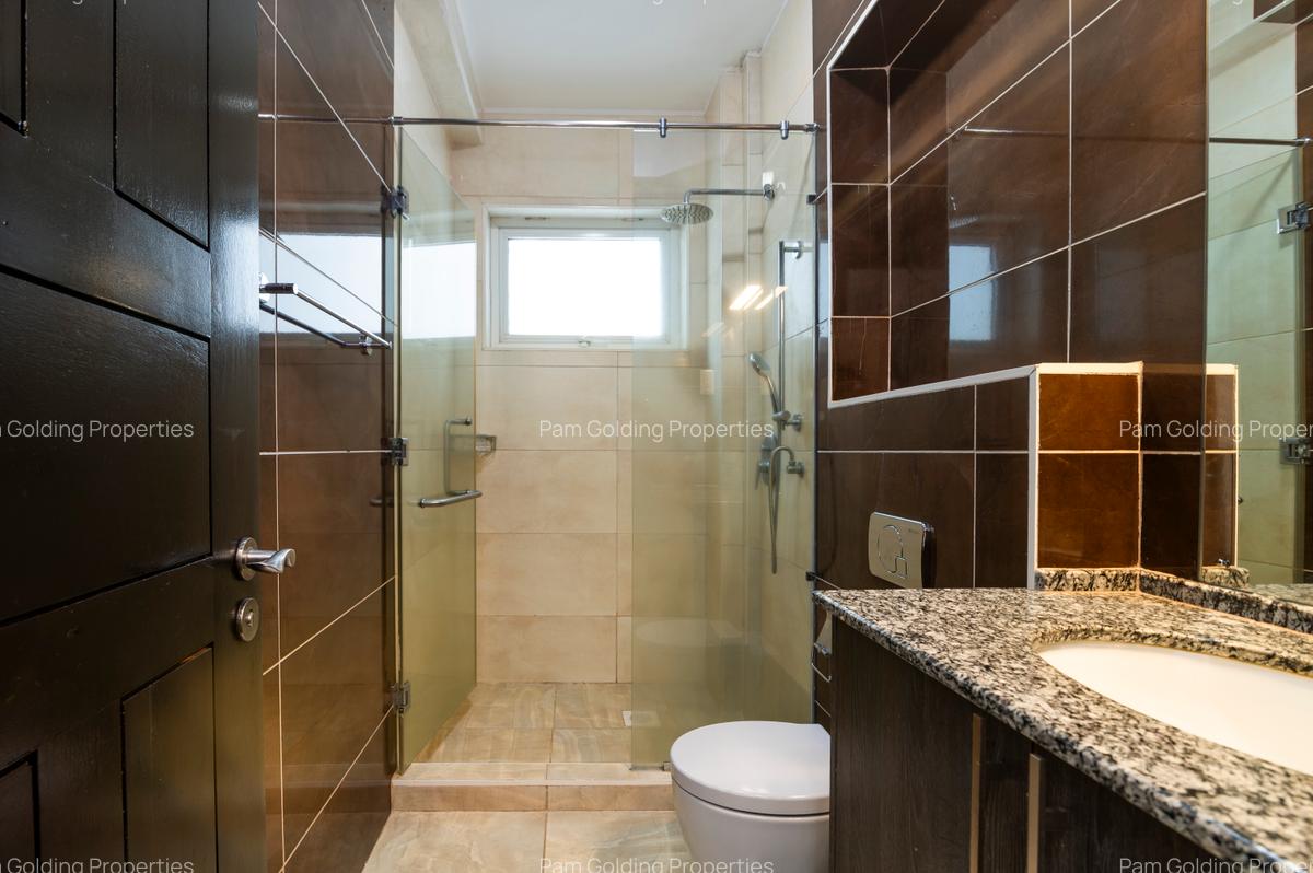 3 Bed Apartment with En Suite in Riverside - 16