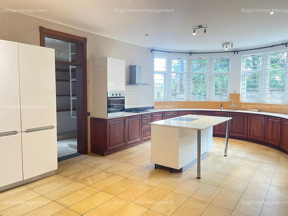 5 Bed Villa with En Suite in Rosslyn - 8