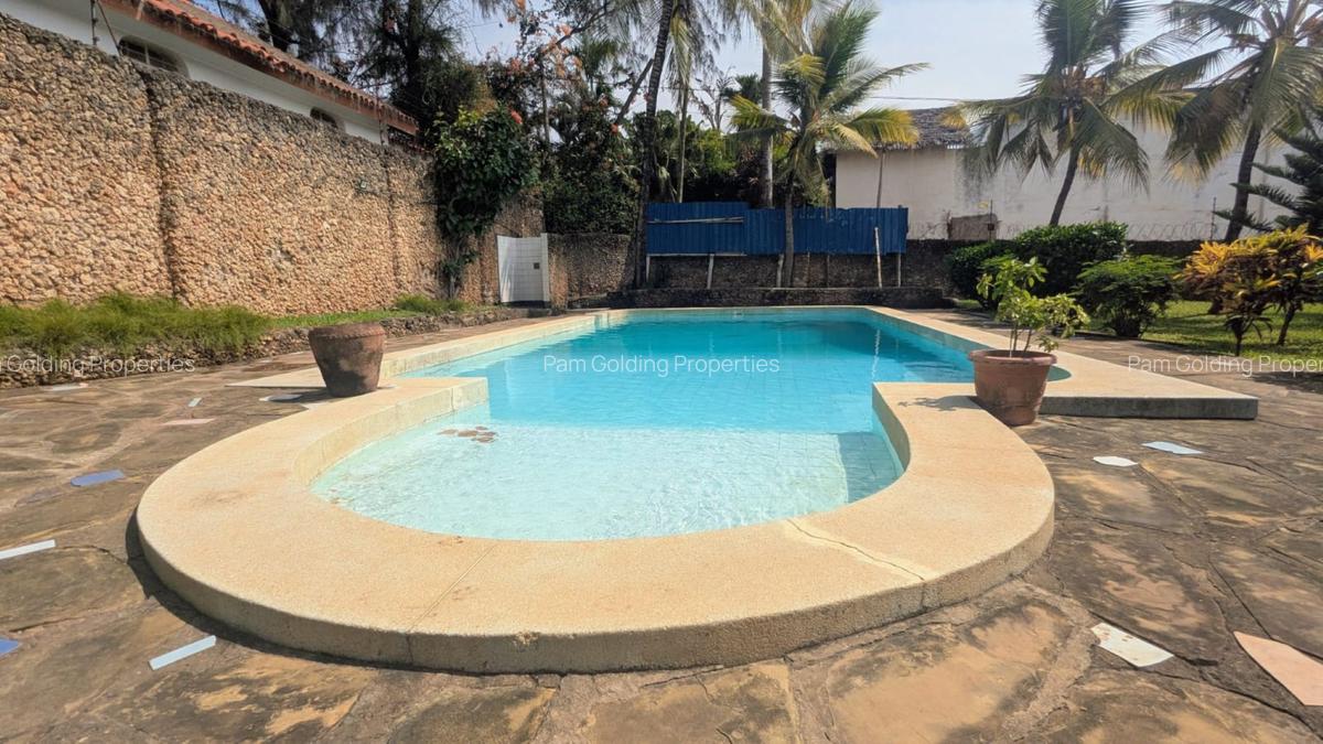 4 Bed House with Swimming Pool at Links Road - 13