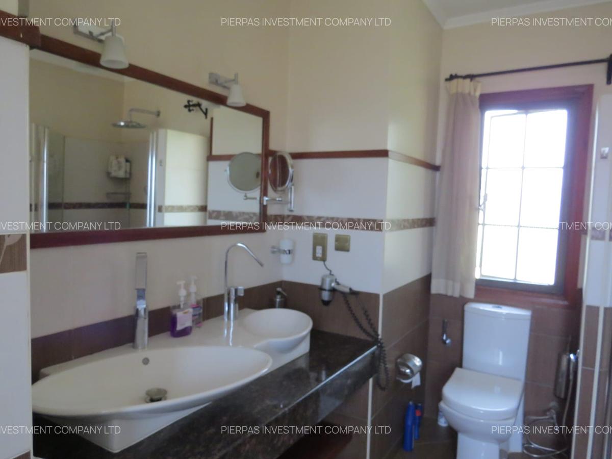 3 Bed Townhouse with En Suite in Ridgeways - 13