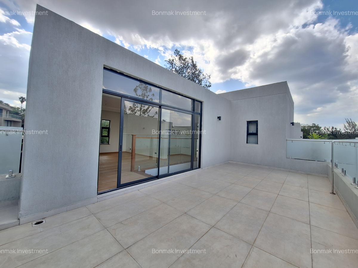 5 Bed Townhouse with En Suite at Lavington Green - 17
