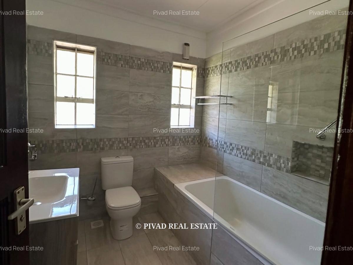 5 Bed House with Swimming Pool in Rosslyn - 4