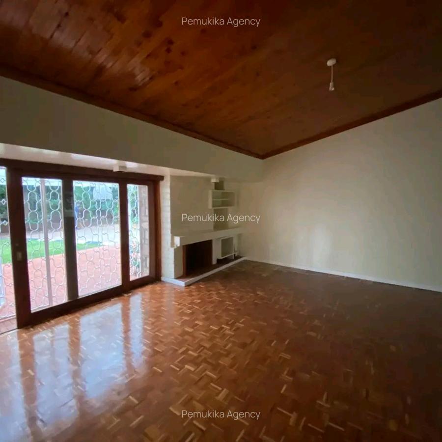 4 Bed Villa in Rosslyn - 2