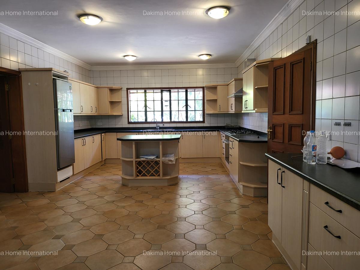 5 Bed House with En Suite in Runda - 2