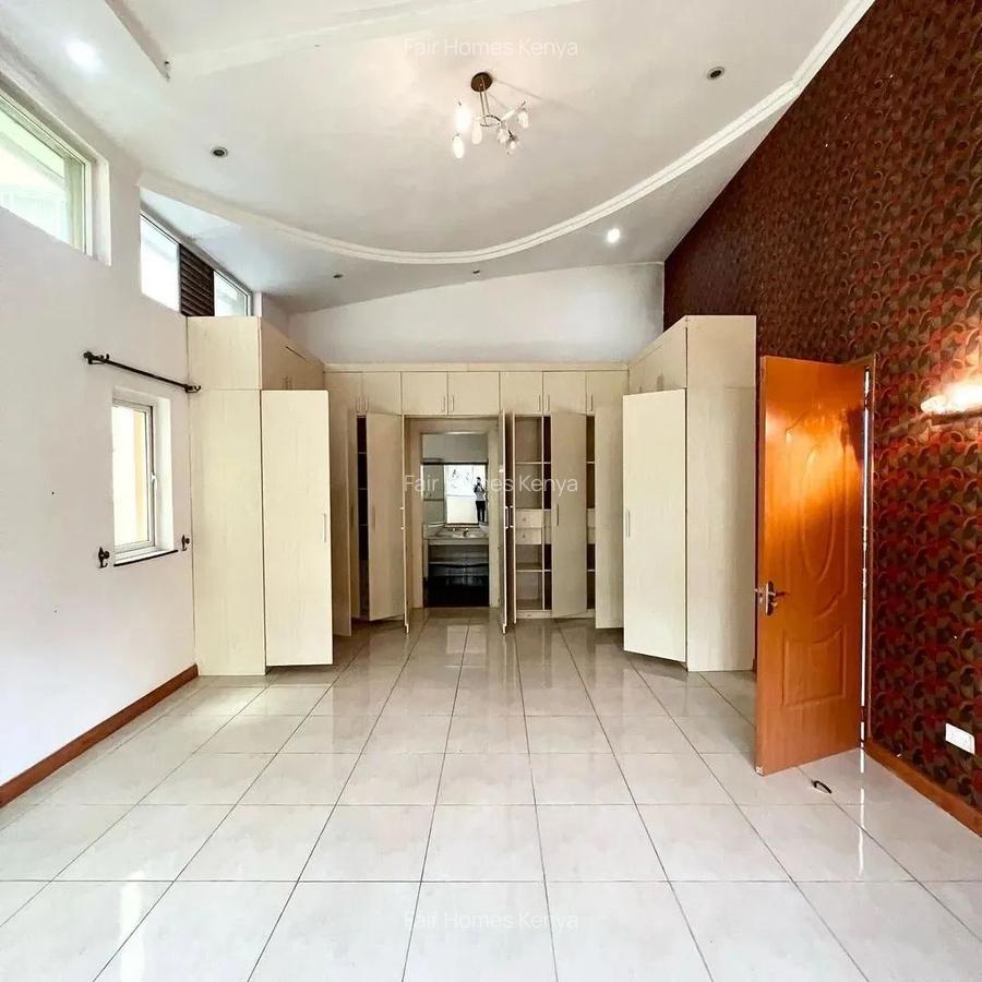 4 Bed Townhouse with En Suite at Riverside Drive - 16
