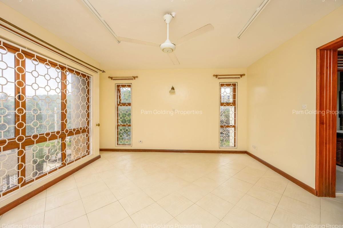 3 Bed Apartment with En Suite at Links Road - 9