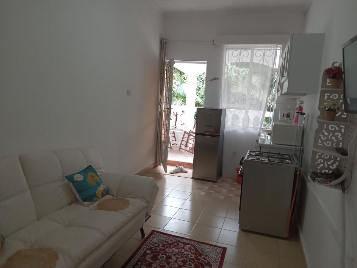 Serviced 1 Bed Apartment with En Suite at Nyari Area - 9