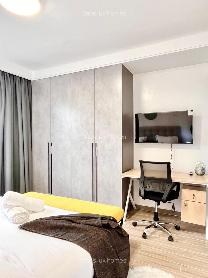 Serviced 2 Bed Apartment with En Suite at Riverside - 11