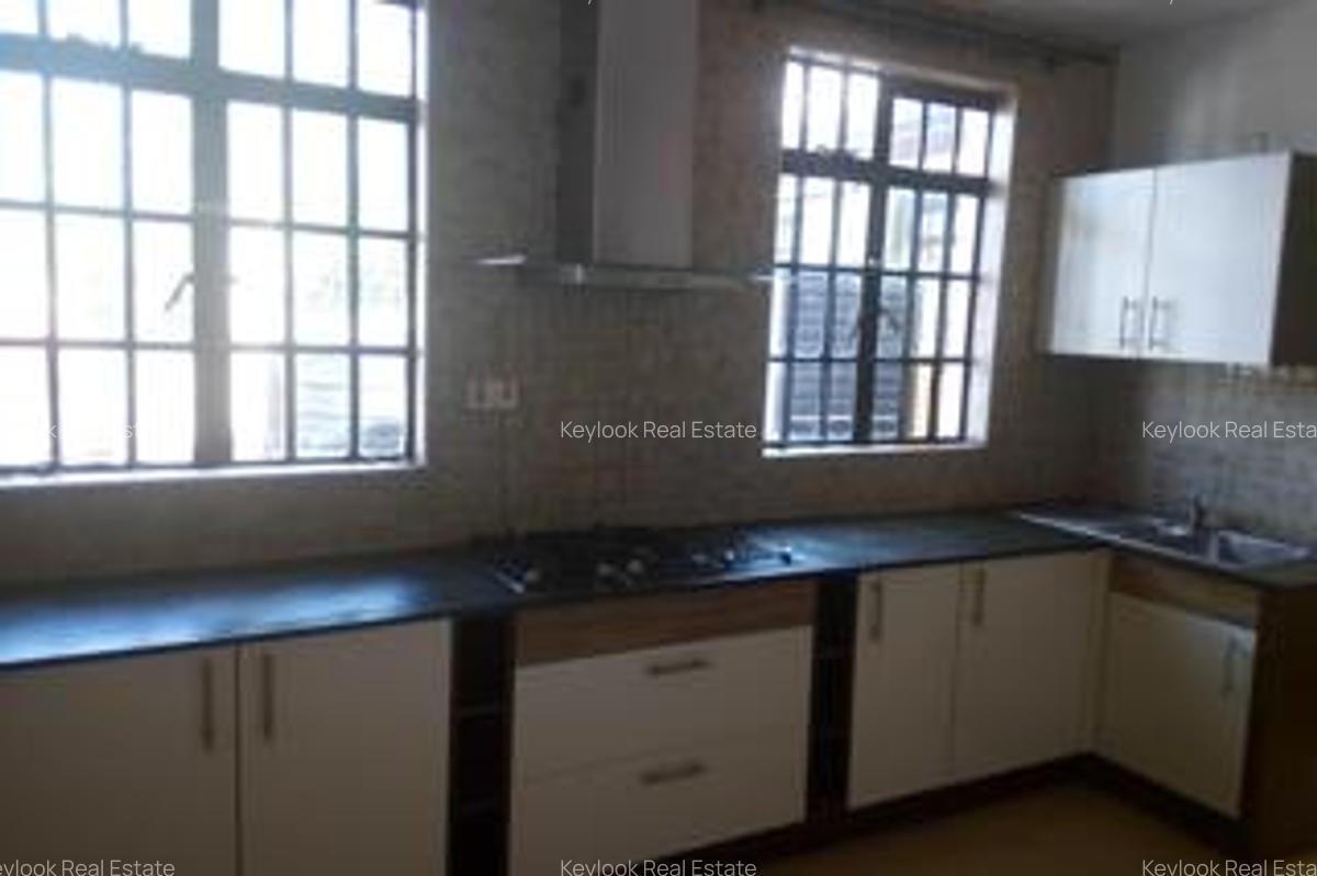 4 Bed Townhouse with En Suite at Lavington - 3