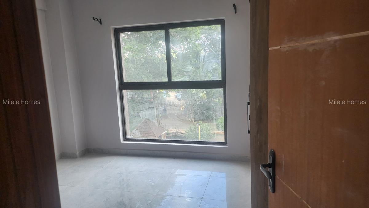 Serviced 2 Bed Apartment with En Suite at Brookside Drive - 4