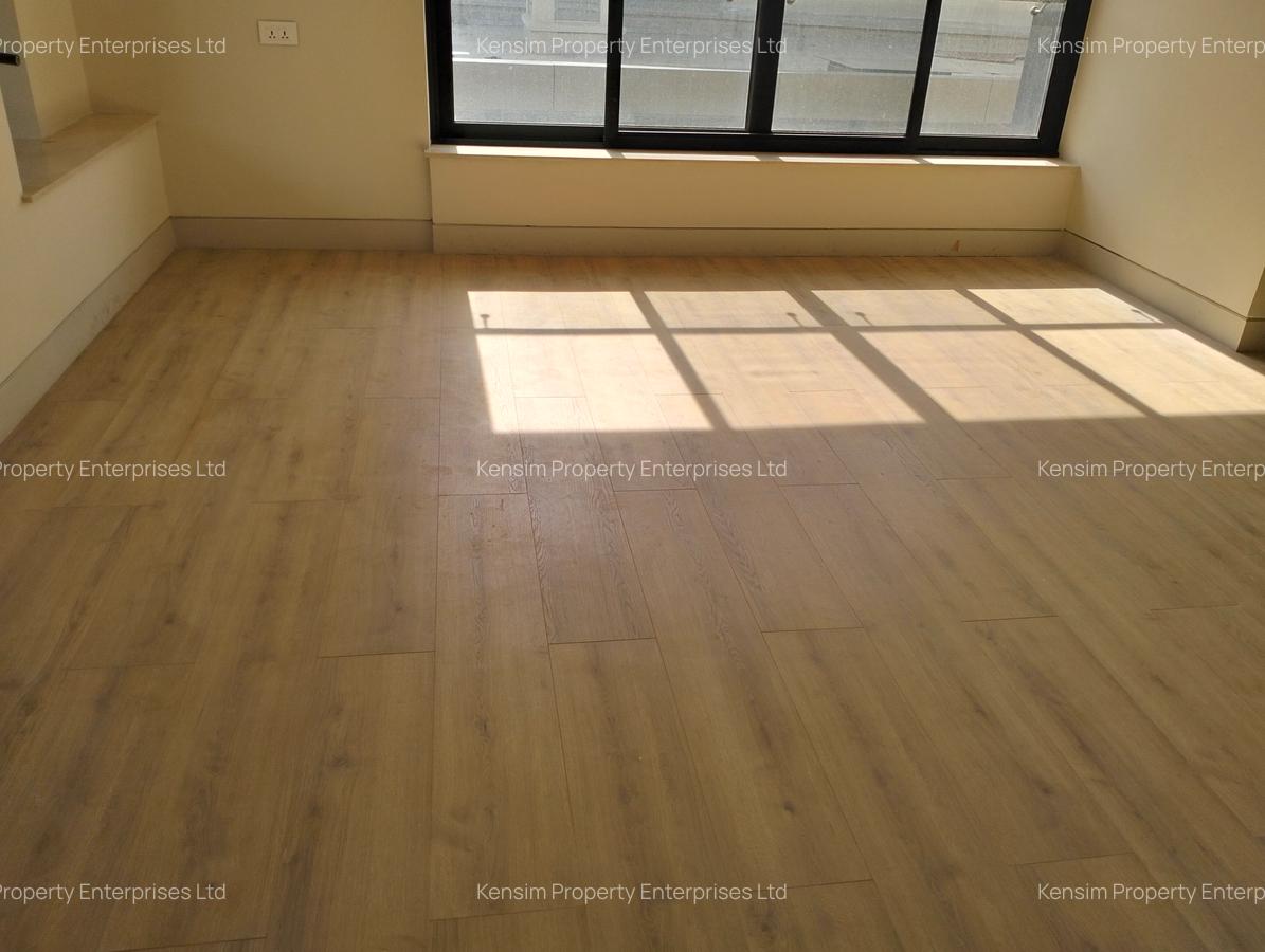 5 Bed Townhouse with En Suite in Brookside - 14