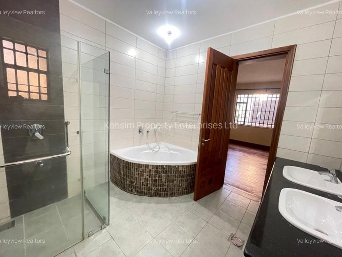 5 Bed Townhouse with En Suite at Lavington - 4