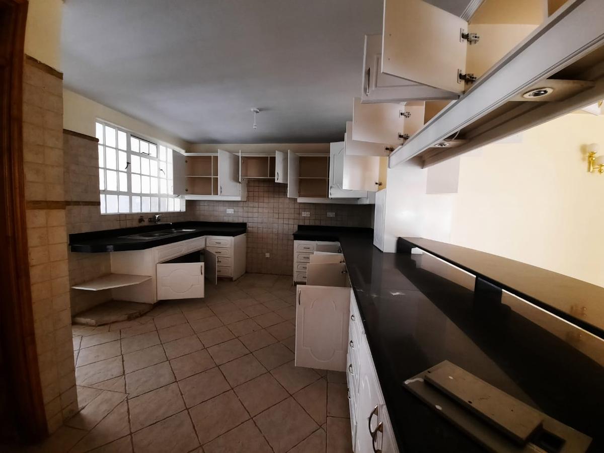 Serviced 3 Bed Apartment with En Suite in Kilimani - 11