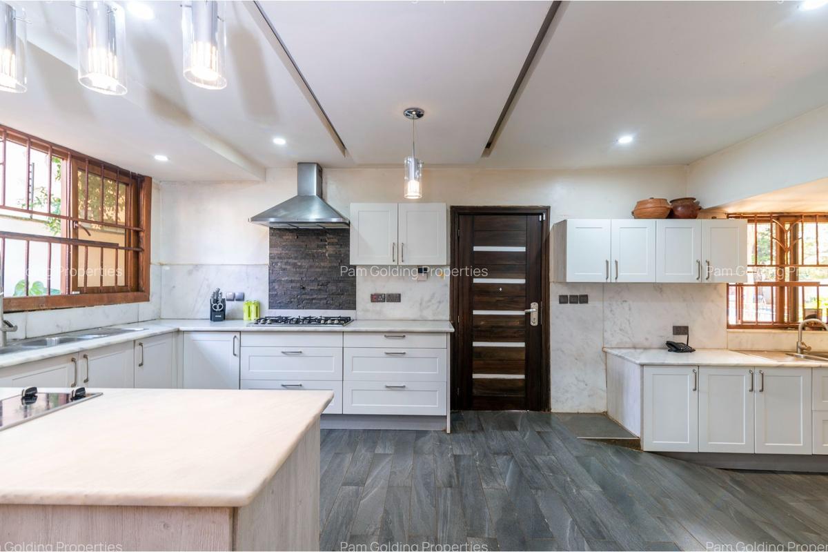 7 Bed House with En Suite in Kyuna - 10