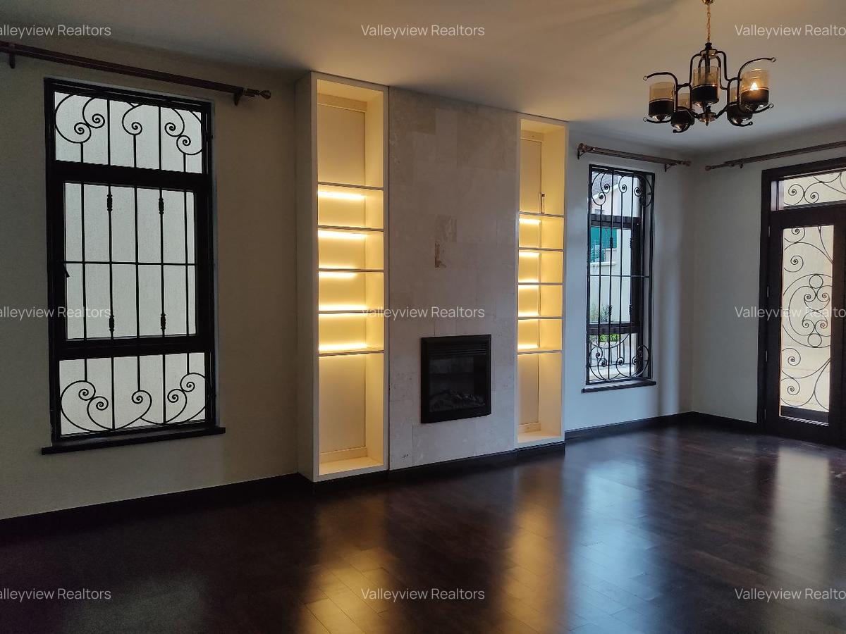 5 Bed Townhouse with En Suite at Lavington - 19