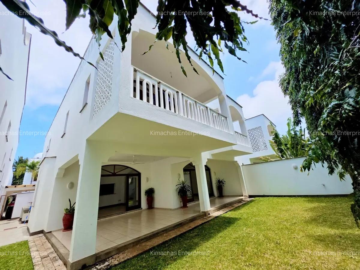 4 Bed Townhouse with En Suite at Green Wood Drive - 4