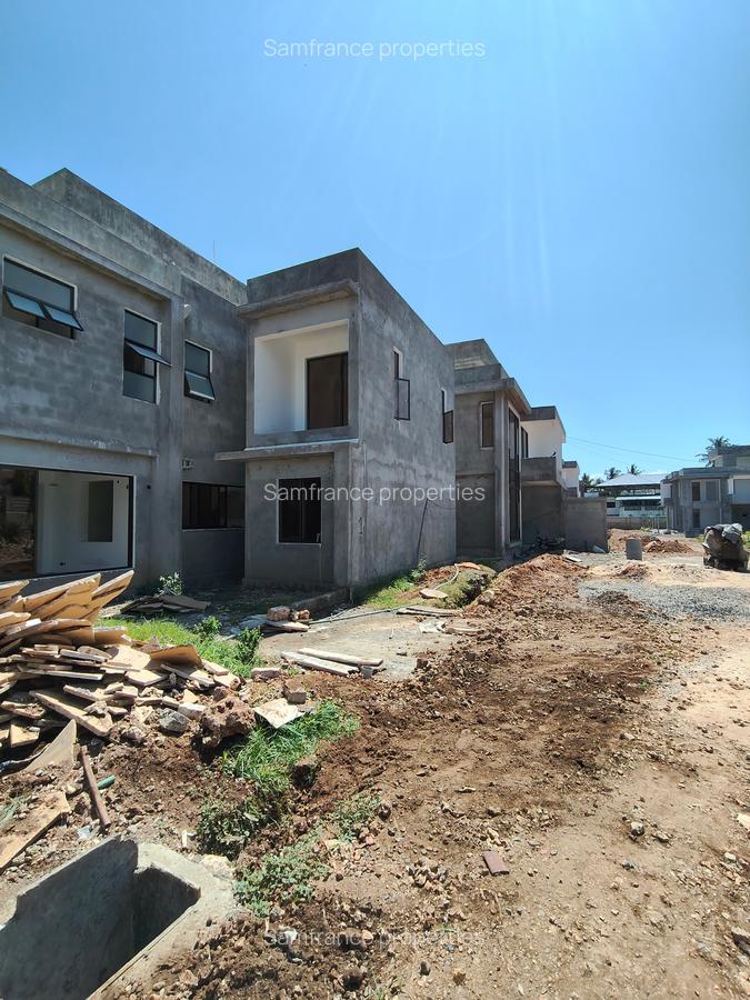 4 Bed Townhouse with En Suite at Lakers Road - 2