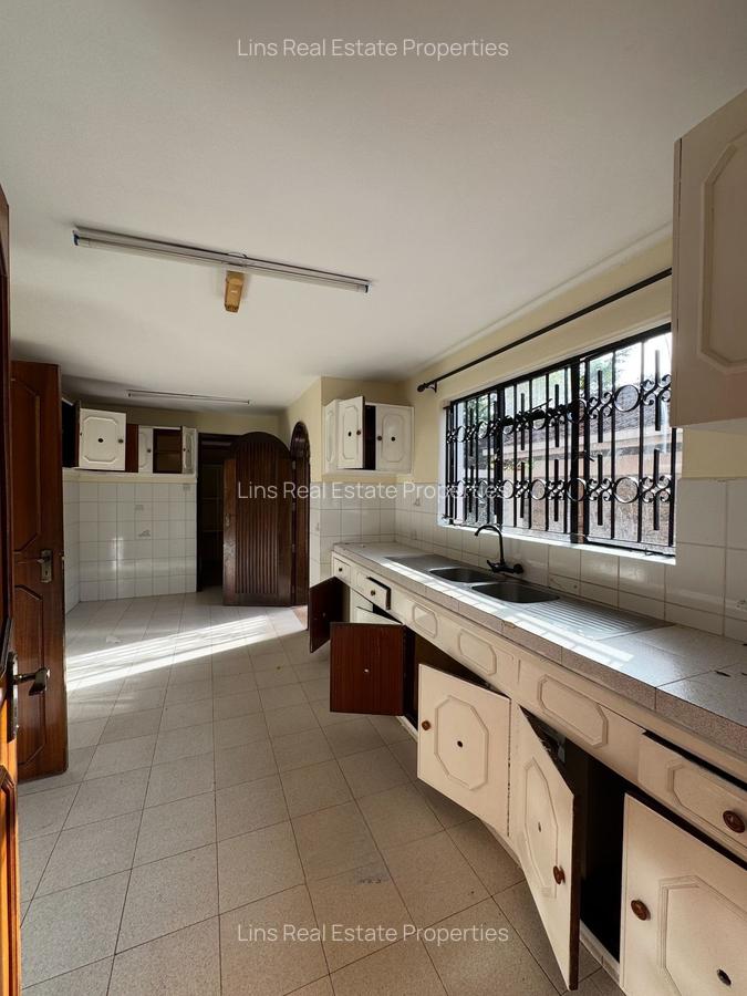 5 Bed House with En Suite in Runda - 8