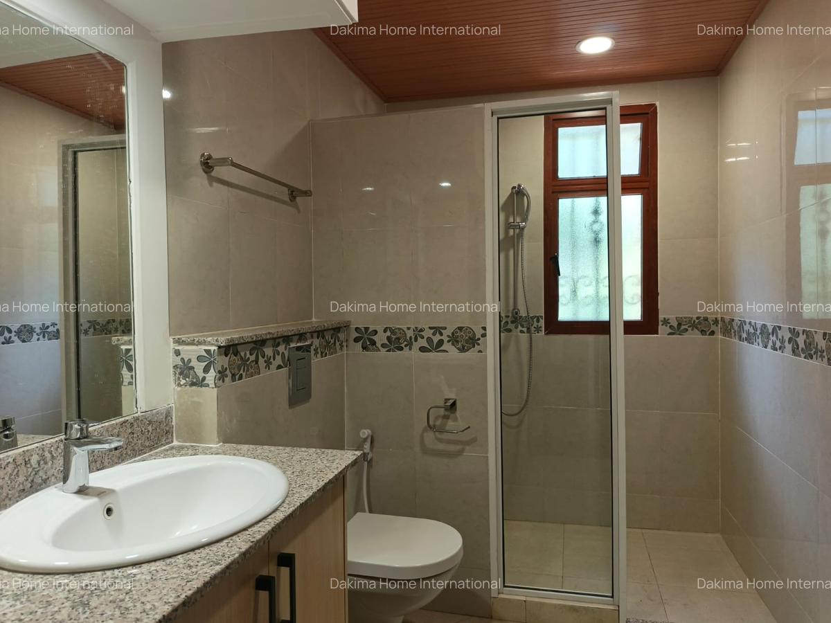 5 Bed Townhouse with En Suite in Spring Valley - 12