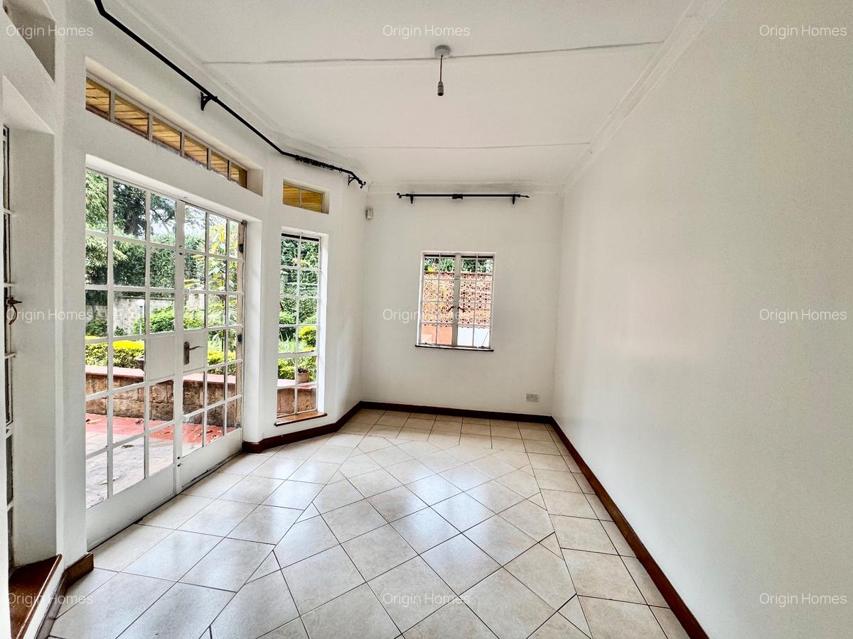 5 Bed House with En Suite at Rosslyn - 16