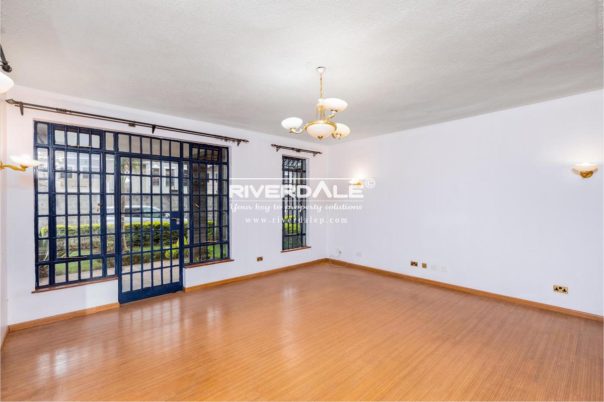 5 Bed Villa with En Suite in Lavington - 1