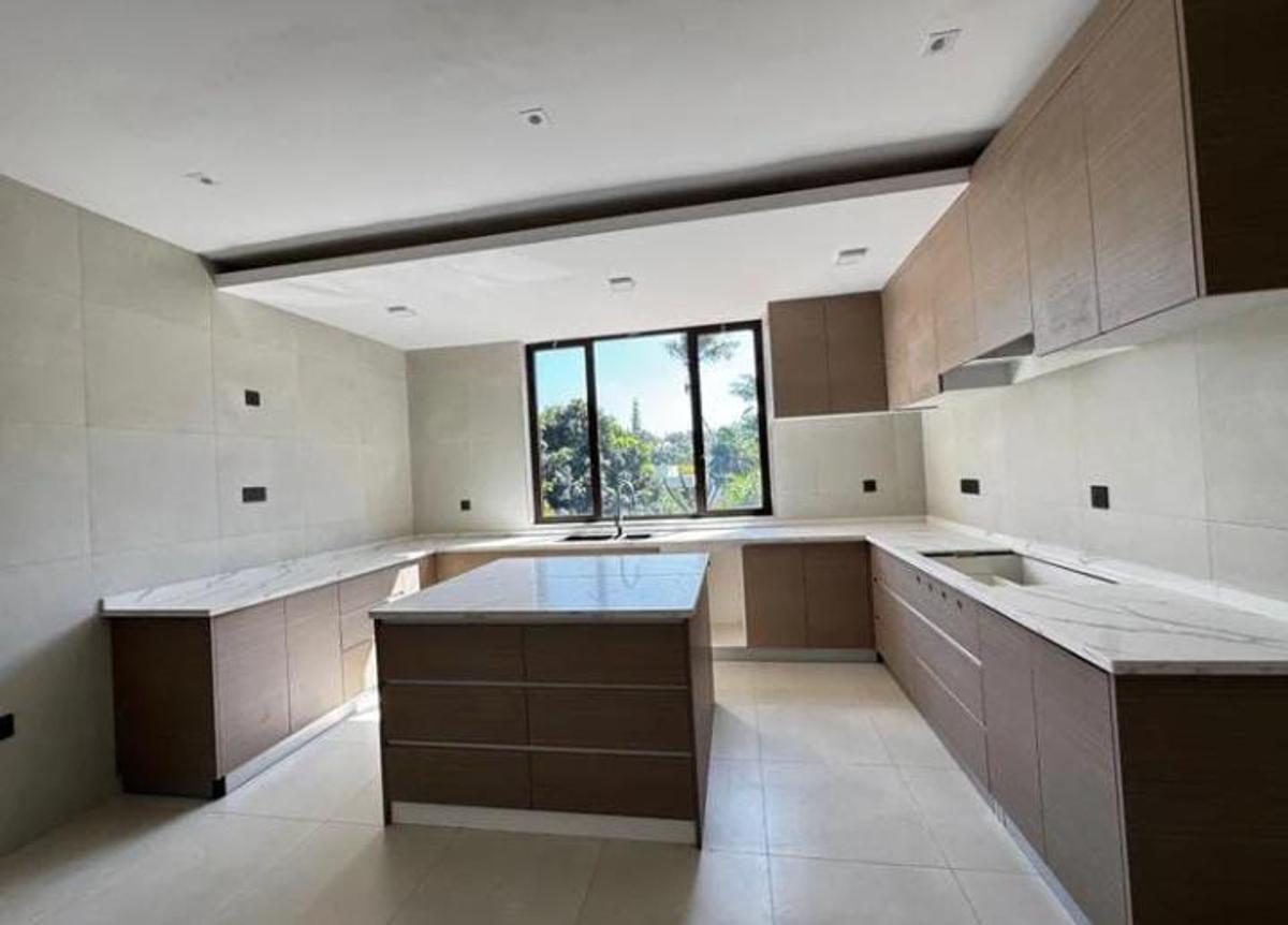 6 Bed Villa with En Suite in Nyari - 5