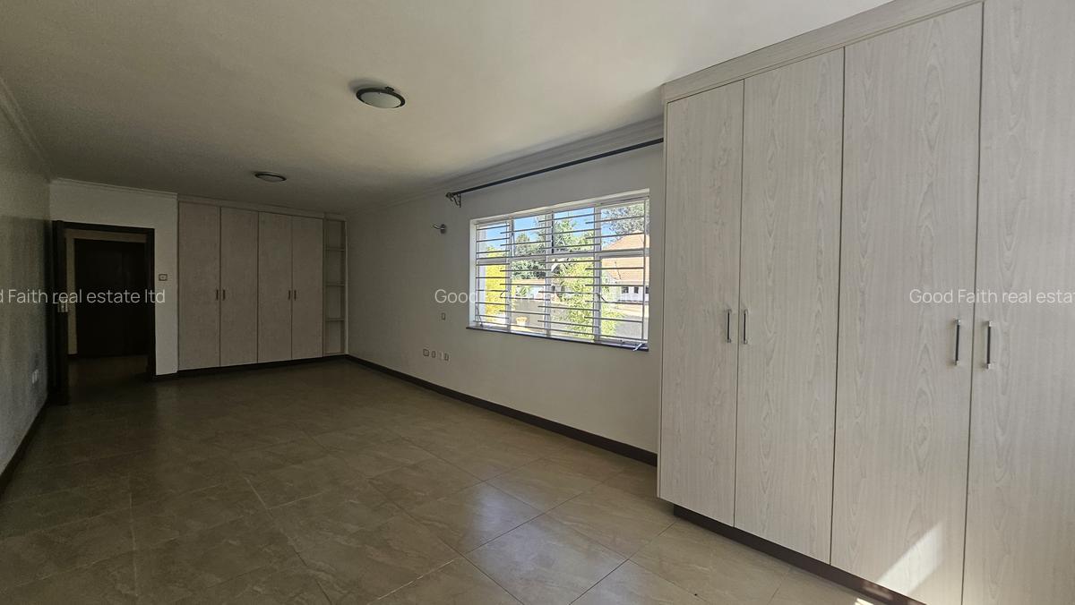 5 Bed House with En Suite in Runda - 10