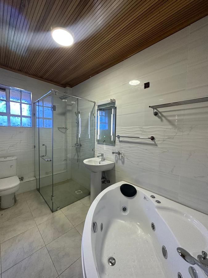 5 Bed Townhouse with En Suite in Lavington - 4