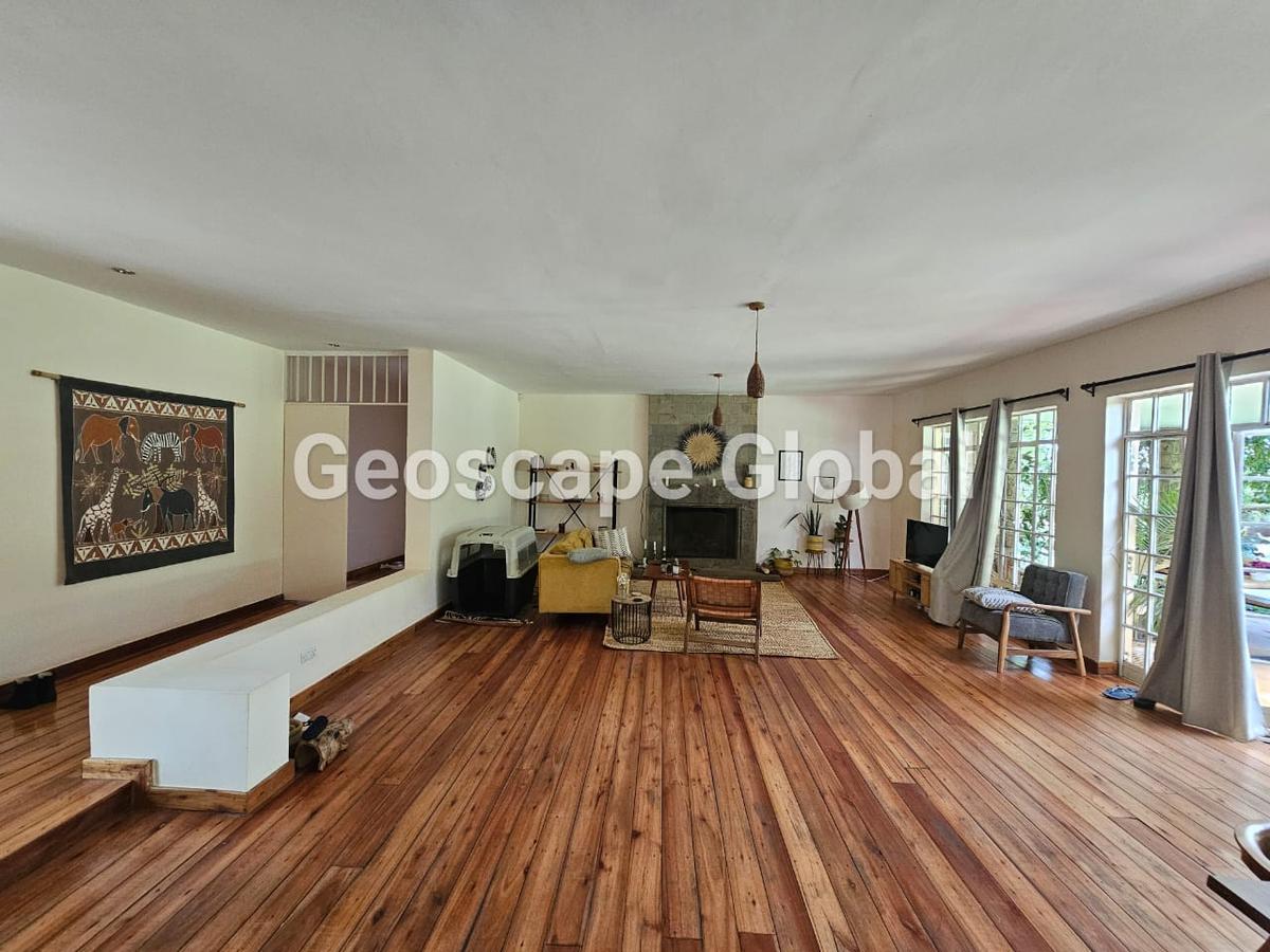 3 Bed House with En Suite in Ridgeways - 2
