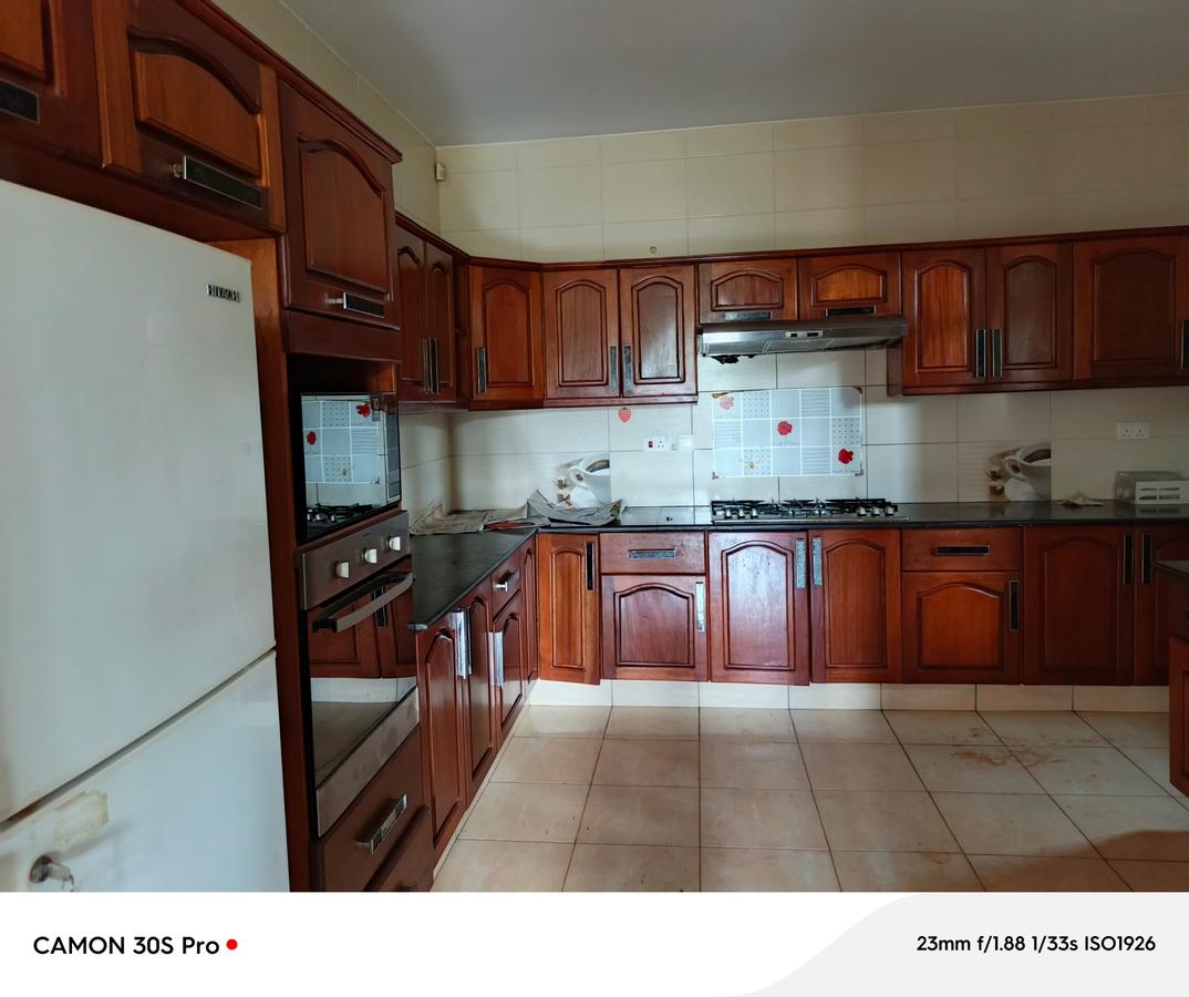 6 Bed Townhouse with En Suite at Lavington - 8