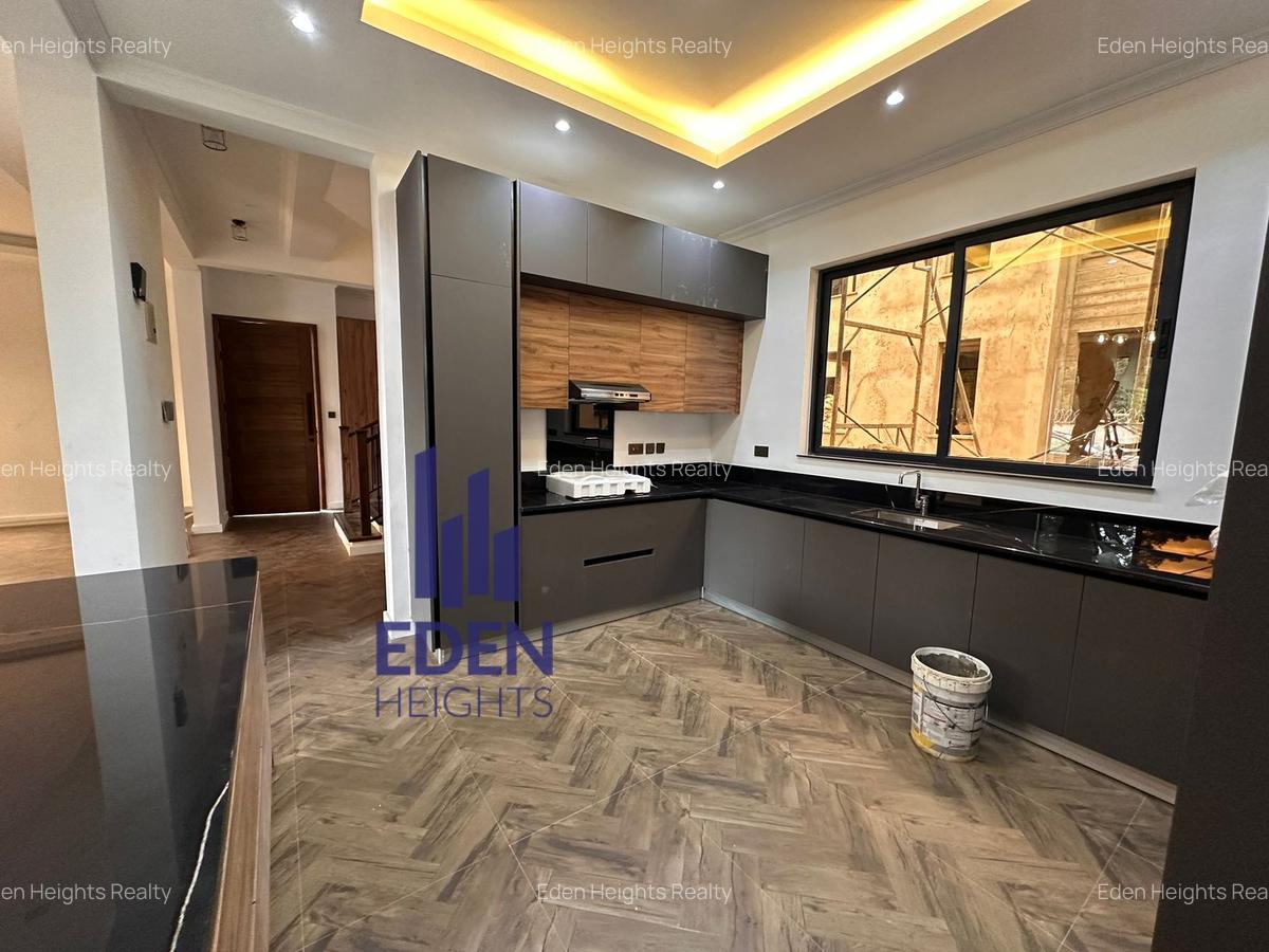 5 Bed Townhouse with En Suite in Lavington - 4