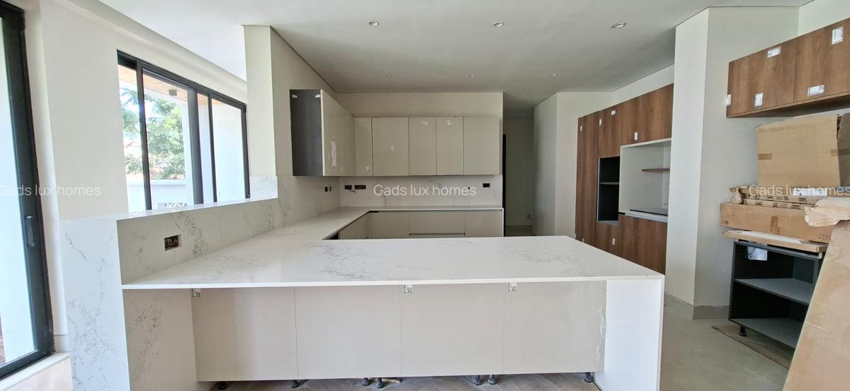 5 Bed Villa with En Suite at Westlands - 5