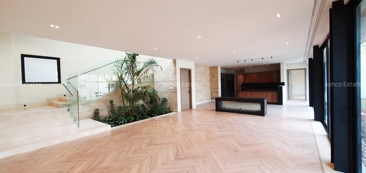 5 Bed Villa with En Suite in Westlands Area - 1