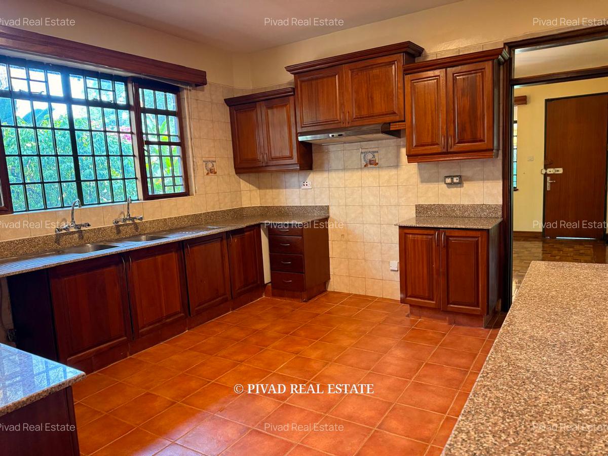 6 Bed House with Garden in Nyari - 12