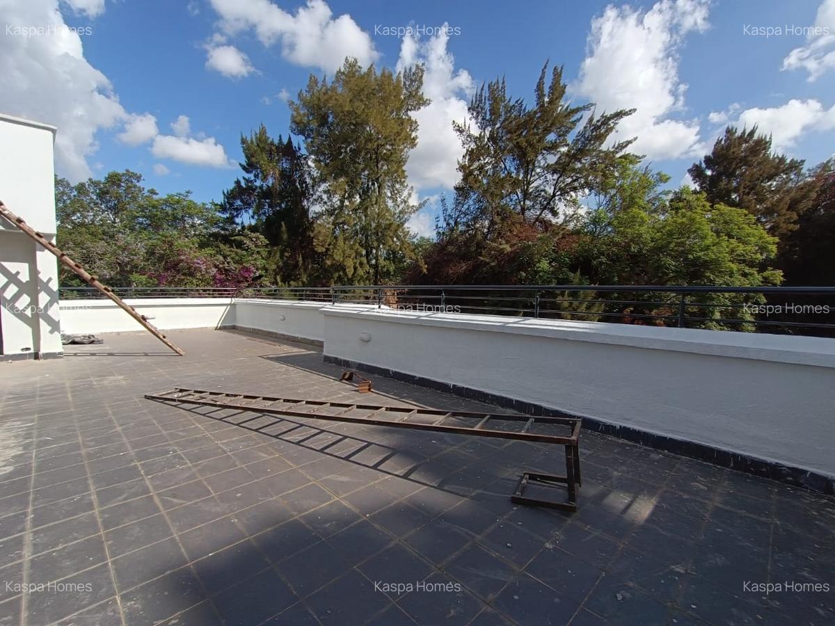 5 Bed House with En Suite in Lavington - 11