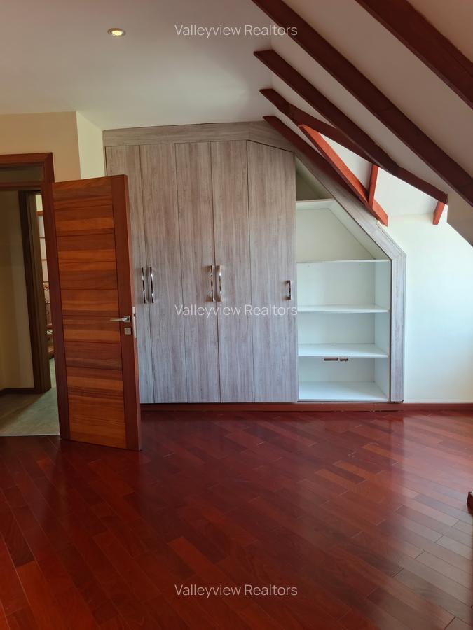 5 Bed Townhouse with En Suite at Lavington - 20