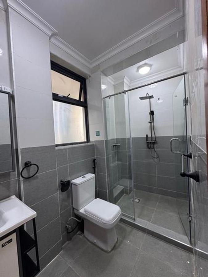 4 Bed House with En Suite at Near Shopping Centre - 9