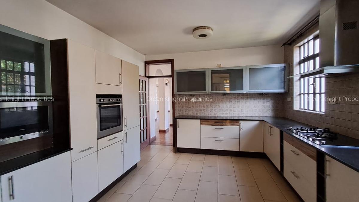 4 Bed House with En Suite in Lavington - 2