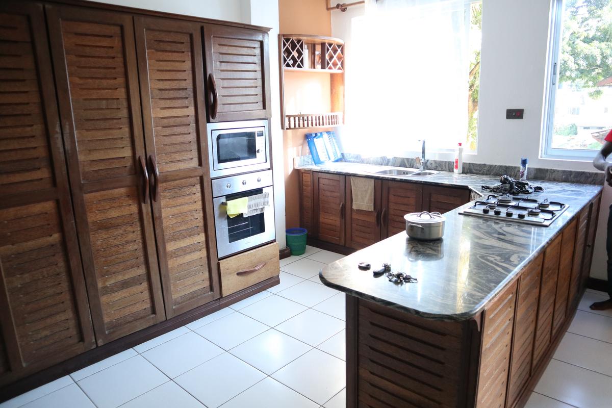 Serviced 2 Bed Apartment with En Suite in Nyali Area - 18