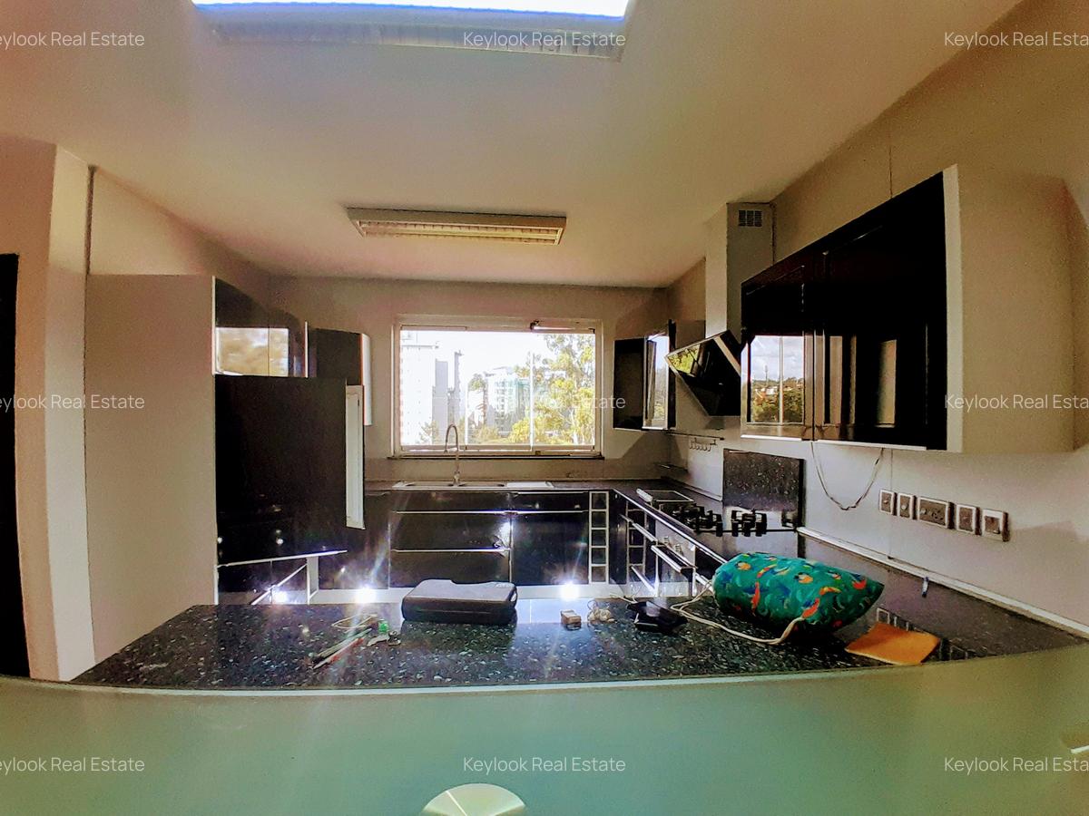 3 Bed Apartment with En Suite at Riverside Drive - 17