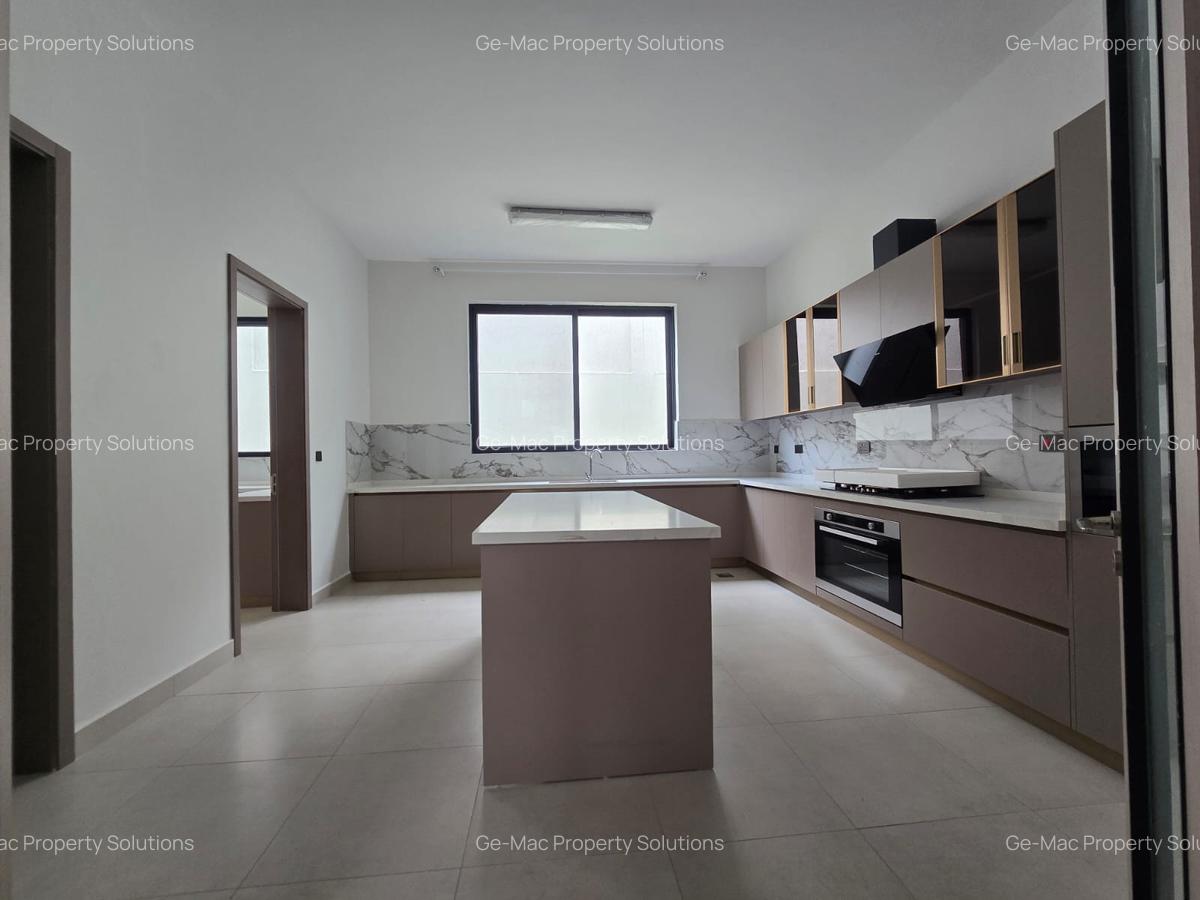 5 Bed House with En Suite in Lavington - 12