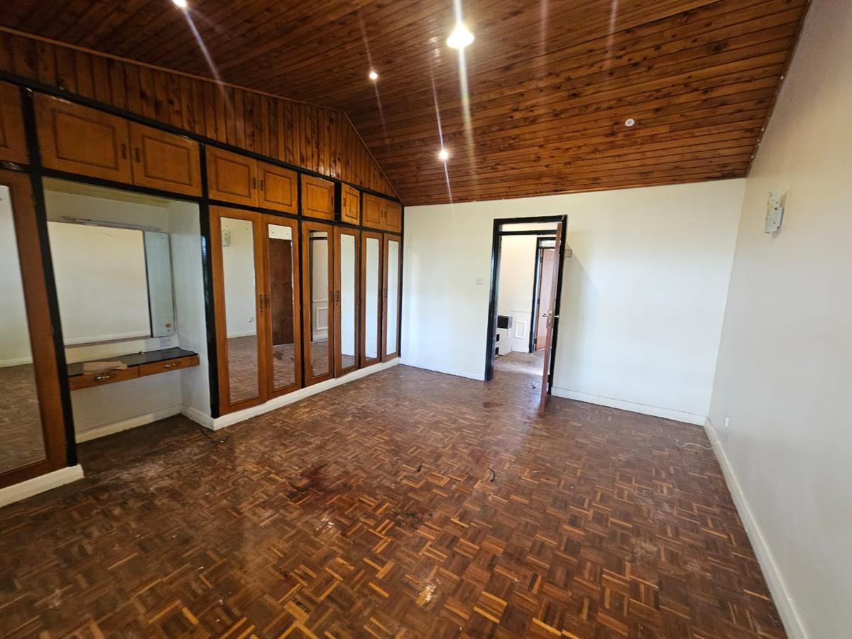 4 Bed House with En Suite in Runda - 17